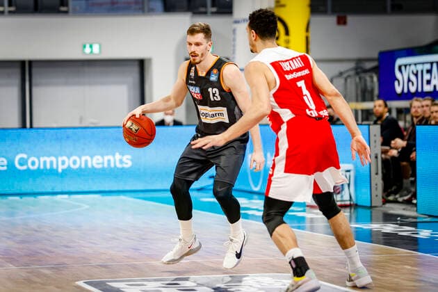 links 13 Andreas Obst (ratiopharm Ulm) rechts Dominic Lockhart (Brose Bamberg, 03) Brose Bamberg - ratiopharm Ulm - easyCredit-BBL - Basketball Bundesliga - Basketball Saison 2020 21 - 25. Spieltag, 27.03.2021 Bamberg, Brose Arena Copyright: DanielxLöb