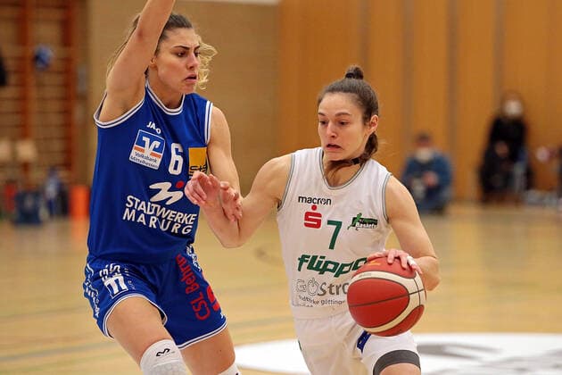 27.03.2021, xovx, Basketball Damen Bundesliga - Playoffs Viertelfinale Spiel 1, BC pharmaserv Marburg - flippo Baskets BG Göttingen v.l. Theresa Simon (BC Pharmaserv Marburg), Jennifer Crowder (flippo Baskets BG Göttingen) Marburg Sporthalle Georg Gaßmann Stadion Hessen Deutschland (DE)