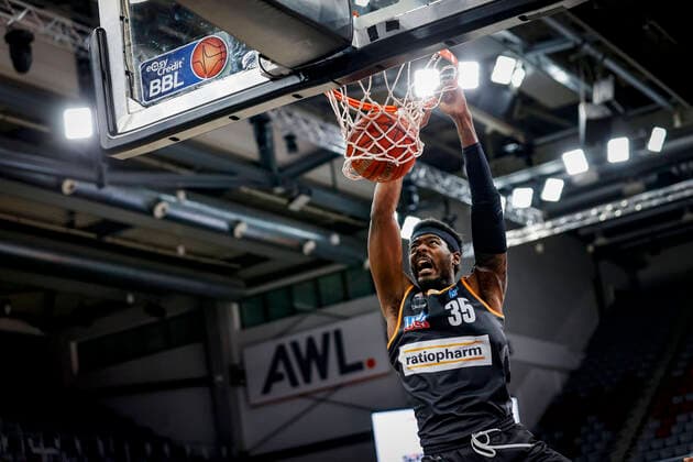 rechts 35 Aric Holman (ratiopharm Ulm) Brose Bamberg - ratiopharm Ulm - easyCredit-BBL - Basketball Bundesliga - Basketball Saison 2020 21 - 25. Spieltag, 27.03.2021 Bamberg, Brose Arena Copyright: DanielxLöb