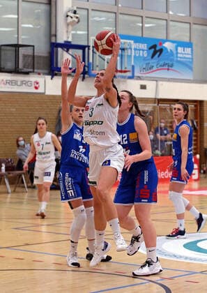 27.03.2021, xovx, Basketball Damen Bundesliga - Playoffs Viertelfinale Spiel 1, BC pharmaserv Marburg - flippo Baskets BG Göttingen v.l. Marie Bertholdt (BC Pharmaserv Marburg), Ivana Blazevic (flippo Baskets BG Göttingen), Johanna Klug (BC Pharmaserv Marburg) Marburg Sporthalle Georg Gaßmann Stadion Hessen Deutschland (DE)