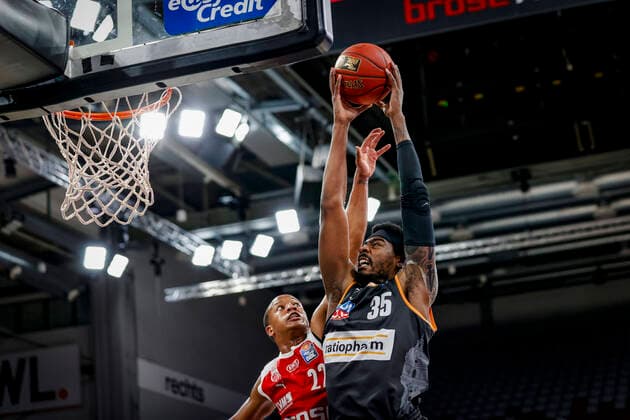 rechts 35 Aric Holman (ratiopharm Ulm) links Devon Hall (Brose Bamberg, 22) Brose Bamberg - ratiopharm Ulm - easyCredit-BBL - Basketball Bundesliga - Basketball Saison 2020 21 - 25. Spieltag, 27.03.2021 Bamberg, Brose Arena Copyright: DanielxLöb