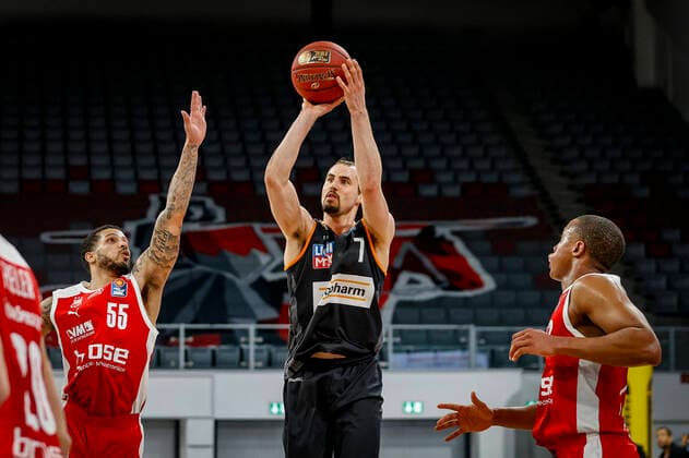 Mitte 07 John Petrucelli (ratiopharm Ulm) Brose Bamberg - ratiopharm Ulm - easyCredit-BBL - Basketball Bundesliga - Basketball Saison 2020 21 - 25. Spieltag, 27.03.2021 Bamberg, Brose Arena Copyright: DanielxLöb