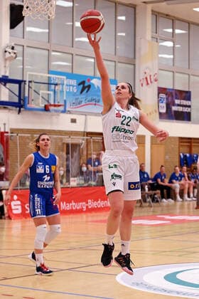 27.03.2021, xovx, Basketball Damen Bundesliga - Playoffs Viertelfinale Spiel 1, BC pharmaserv Marburg - flippo Baskets BG Göttingen v.l. Theresa Simon (BC Pharmaserv Marburg), Ruzica Dzankic (flippo Baskets BG Göttingen) Marburg Sporthalle Georg Gaßmann Stadion Hessen Deutschland (DE)