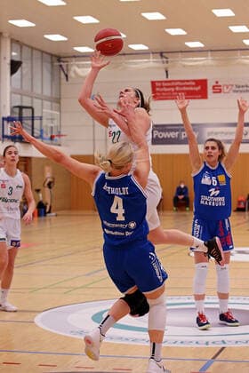 27.03.2021, xovx, Basketball Damen Bundesliga - Playoffs Viertelfinale Spiel 1, BC pharmaserv Marburg - flippo Baskets BG Göttingen v.l. Ivana Blazevic (flippo Baskets BG Göttingen), Marie Bertholdt (BC Pharmaserv Marburg), Ruzica Dzankic (flippo Baskets BG Göttingen), Theresa Simon (BC Pharmaserv Marburg) Marburg Sporthalle Georg Gaßmann Stadion Hessen Deutschland (DE)