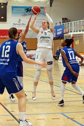 27.03.2021, xovx, Basketball Damen Bundesliga - Playoffs Viertelfinale Spiel 1, BC pharmaserv Marburg - flippo Baskets BG Göttingen v.l. Johanna Klug (BC Pharmaserv Marburg), Rachel Arthur (BC Pharmaserv Marburg), Samantha Roscoe (flippo Baskets BG Göttingen), Tonisha Baker (BC Pharmaserv Marburg) Marburg Sporthalle Georg Gaßmann Stadion Hessen Deutschland (DE)
