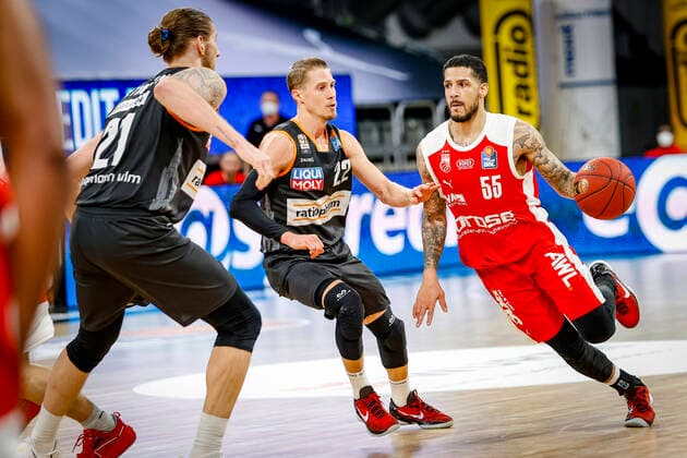 rechts Tyler Larson (Brose Bamberg, 55) Mitte 22 Thomas Klepeisz (ratiopharm Ulm) links 21 Dylan Ostekowski (ratiopharm Ulm) Brose Bamberg - ratiopharm Ulm - easyCredit-BBL - Basketball Bundesliga - Basketball Saison 2020 21 - 25. Spieltag, 27.03.2021 Bamberg, Brose Arena Copyright: DanielxLöb