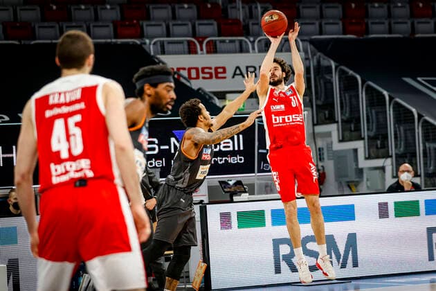 rechts Michele Vitali (Brose Bamberg, 31) Brose Bamberg - ratiopharm Ulm - easyCredit-BBL - Basketball Bundesliga - Basketball Saison 2020 21 - 25. Spieltag, 27.03.2021 Bamberg, Brose Arena Copyright: DanielxLöb