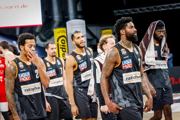 Frust Ulm, vlnr: 23 Troy Caupain (ratiopharm Ulm) 07 John Petrucelli (ratiopharm Ulm) 11 Isaiah Wilkins (ratiopharm Ulm) 03 Cameron Clark (ratiopharm Ulm) 35 Aric Holman (ratiopharm Ulm) Brose Bamberg - ratiopharm Ulm - easyCredit-BBL - Basketball Bundesliga - Basketball Saison 2020 21 - 25. Spieltag, 27.03.2021 Bamberg, Brose Arena Copyright: DanielxLöb