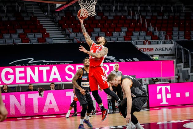 Mitte Tyler Larson (Brose Bamberg, 55) links 23 Troy Caupain (ratiopharm Ulm) rechts 13 Andreas Obst (ratiopharm Ulm) Brose Bamberg - ratiopharm Ulm - easyCredit-BBL - Basketball Bundesliga - Basketball Saison 2020 21 - 25. Spieltag, 27.03.2021 Bamberg, Brose Arena Copyright: DanielxLöb