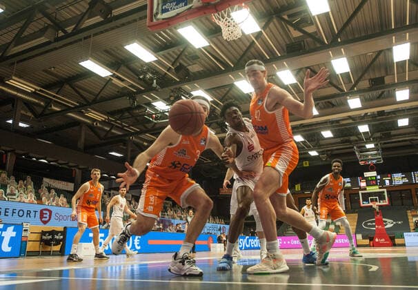 GER, Basketball, RASTA Vechta vs BG Göttingen 27.03.2021, RASTA Dome, Vechta, GER, easy Credit-BBL, RASTA Vechta vs BG Göttingen, im Bild Jesse HUNT ( Rasta Vechta 34 ) Tai ODIASE ( BG Göttingen 21 ) Dennis CLIFFORD (Rasta Vechta 42 )
