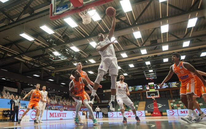 GER, Basketball, RASTA Vechta vs BG Göttingen 27.03.2021, RASTA Dome, Vechta, GER, easy Credit-BBL, RASTA Vechta vs BG Göttingen, im Bild Aubrey DAWKINS (BG Göttingen 24 ) Josh YOUNG (Rasta Vechta 8 ) Dennis CLIFFORD (Rasta Vechta 42 )