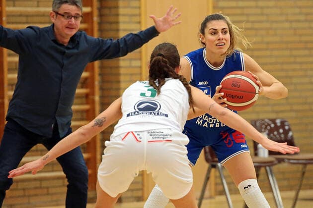 27.03.2021, xovx, Basketball Damen Bundesliga - Playoffs Viertelfinale Spiel 1, BC pharmaserv Marburg - flippo Baskets BG Göttingen v.l. Ivana Blazevic (flippo Baskets BG Göttingen), Theresa Simon (BC Pharmaserv Marburg) Marburg Sporthalle Georg Gaßmann Stadion Hessen Deutschland (DE)