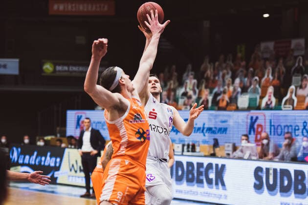 easyCredit-BBL: 25. Spieltag - RASTA Vechta vs. BG Goettingen, 27.03.2021 Dennis Clifford (RASTA Vechta, 42), Rihards Lomazs (BG Goettingen, 13); easyCredit-BBL: 25. Spieltag - RASTA Vechta vs. BG Goettingen am 27.03.2021 in Vechta (RASTA Dome), Germany, Copyright: xBEAUTIFULxSPORTS Neddermannx