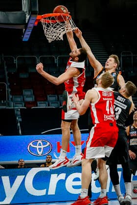 links Chase Fieler (Brose Bamberg, 20) rechts 33 Patrick Heckmann (ratiopharm Ulm) unten Christian Sengfelder (Brose Bamberg, 43) Brose Bamberg - ratiopharm Ulm - easyCredit-BBL - Basketball Bundesliga - Basketball Saison 2020 21 - 25. Spieltag, 27.03.2021 Bamberg, Brose Arena Copyright: DanielxLöb