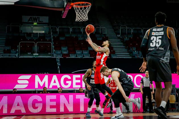 Mitte Tyler Larson (Brose Bamberg, 55) links 23 Troy Caupain (ratiopharm Ulm) rechts 13 Andreas Obst (ratiopharm Ulm) Brose Bamberg - ratiopharm Ulm - easyCredit-BBL - Basketball Bundesliga - Basketball Saison 2020 21 - 25. Spieltag, 27.03.2021 Bamberg, Brose Arena Copyright: DanielxLöb