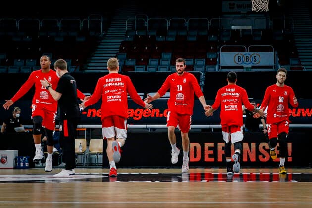 Aufwärmen vlnr Devon Hall (Brose Bamberg, 22) Christian Sengfelder (Brose Bamberg, 43) Chase Fieler (Brose Bamberg, 20) Tyler Larson (Brose Bamberg, 55) Joanic Grüttner Bacoul (Brose Bamberg, 50) Brose Bamberg - ratiopharm Ulm - easyCredit-BBL - Basketball Bundesliga - Basketball Saison 2020 21 - 25. Spieltag, 27.03.2021 Bamberg, Brose Arena Copyright: DanielxLöb