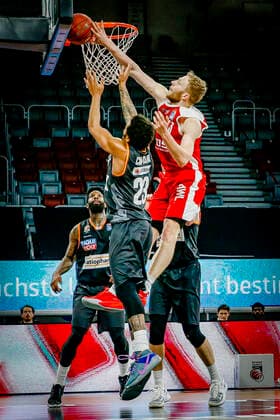 rechts Christian Sengfelder (Brose Bamberg, 43) links 23 Troy Caupain (ratiopharm Ulm) Brose Bamberg - ratiopharm Ulm - easyCredit-BBL - Basketball Bundesliga - Basketball Saison 2020 21 - 25. Spieltag, 27.03.2021 Bamberg, Brose Arena Copyright: DanielxLöb