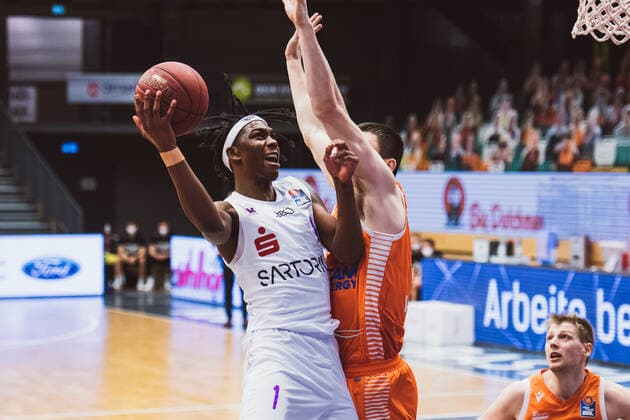 easyCredit-BBL: 25. Spieltag - RASTA Vechta vs. BG Goettingen, 27.03.2021 Deishuan Booker (BG Goettingen, 1), Will Vorhees (RASTA Vechta, 41); easyCredit-BBL: 25. Spieltag - RASTA Vechta vs. BG Goettingen am 27.03.2021 in Vechta (RASTA Dome), Germany, Copyright: xBEAUTIFULxSPORTS Neddermannx