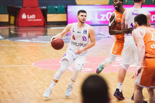 easyCredit-BBL: 25. Spieltag - RASTA Vechta vs. BG Goettingen, 27.03.2021 Rihards Lomazs (BG Goettingen, 13), Joshua Adam Young (RASTA Vechta, 8); easyCredit-BBL: 25. Spieltag - RASTA Vechta vs. BG Goettingen am 27.03.2021 in Vechta (RASTA Dome), Germany, Copyright: xBEAUTIFULxSPORTS Neddermannx