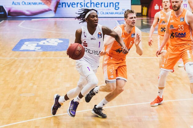 easyCredit-BBL: 25. Spieltag - RASTA Vechta vs. BG Goettingen, 27.03.2021 Deishuan Booker (BG Goettingen, 1), Tim Hasbargen (RASTA Vechta, 6); easyCredit-BBL: 25. Spieltag - RASTA Vechta vs. BG Goettingen am 27.03.2021 in Vechta (RASTA Dome), Germany, Copyright: xBEAUTIFULxSPORTS Neddermannx