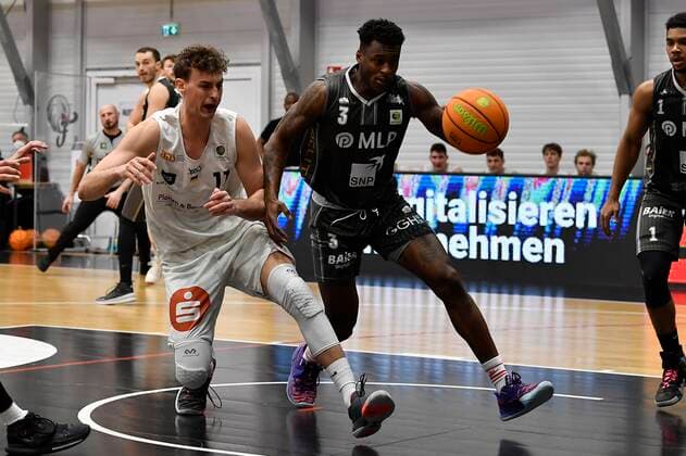 27.03.2021 - Basketball - Saison 2020 2021 - 2. Bundesliga Pro-A - 28. Spieltag: Nürnberg Falcons Basketball Club NBC - MLP Academics Heidelberg - - Phillip Daubner (11, Nürnberg Falcons BC NBC ) Shaun Willett (3, MLP Academics Heidelberg )
