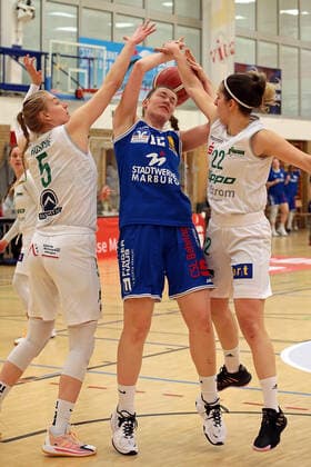 27.03.2021, xovx, Basketball Damen Bundesliga - Playoffs Viertelfinale Spiel 1, BC pharmaserv Marburg - flippo Baskets BG Göttingen v.l. Samantha Roscoe (flippo Baskets BG Göttingen), Johanna Klug (BC Pharmaserv Marburg), Ruzica Dzankic (flippo Baskets BG Göttingen) Marburg Sporthalle Georg Gaßmann Stadion Hessen Deutschland (DE)