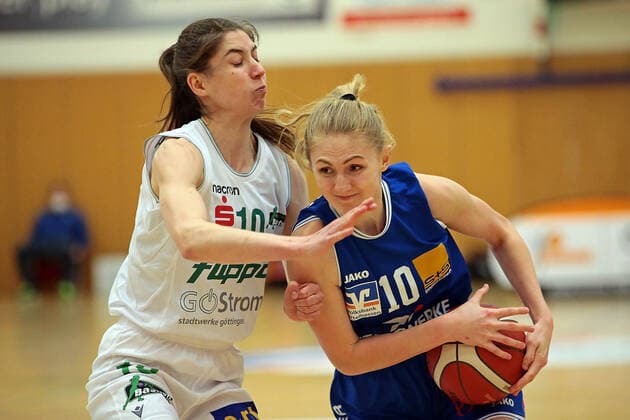 27.03.2021, xovx, Basketball Damen Bundesliga - Playoffs Viertelfinale Spiel 1, BC pharmaserv Marburg - flippo Baskets BG Göttingen v.l. Vasiliki Karambatsa (flippo Baskets BG Göttingen), Hanna Crymble (BC Pharmaserv Marburg) Marburg Sporthalle Georg Gaßmann Stadion Hessen Deutschland (DE)