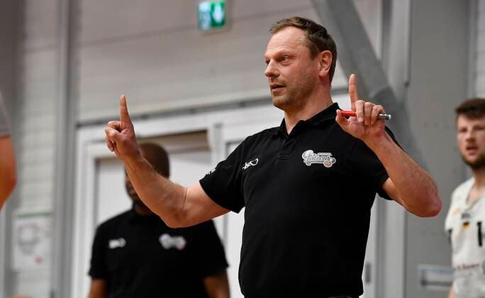 27.03.2021 - Basketball - Saison 2020 2021 - 2. Bundesliga Pro-A - 28. Spieltag: Nürnberg Falcons Basketball Club NBC - MLP Academics Heidelberg - - Ralph Junge ( Trainer Geschäftsführer Headcoach Nürnberg Falcons BC NBC ) dirigiert