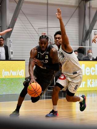 27.03.2021 - Basketball - Saison 2020 2021 - 2. Bundesliga Pro-A - 28. Spieltag: Nürnberg Falcons Basketball Club NBC - MLP Academics Heidelberg - - Shyron Ely (5, MLP Academics Heidelberg ) Tra Holder (0, Nürnberg Falcons BC NBC )