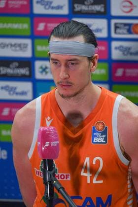 GER, Basketball, RASTA Vechta vs BG Göttingen 27.03.2021, RASTA Dome, Vechta, GER, easy Credit-BBL, RASTA Vechta vs BG Göttingen, im Bild beim TV Sender Dennis CLIFFORD (Rasta Vechta 42 )