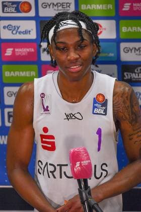 GER, Basketball, RASTA Vechta vs BG Göttingen 27.03.2021, RASTA Dome, Vechta, GER, easy Credit-BBL, RASTA Vechta vs BG Göttingen, im Bild hatte gut lachen bei Magenta nachdem Spiel mit 23 Punkten bester Werfer Deishuan BOOKER ( BG Göttingen 1 )