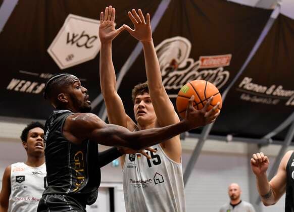 27.03.2021 - Basketball - Saison 2020 2021 - 2. Bundesliga Pro-A - 28. Spieltag: Nürnberg Falcons Basketball Club NBC - MLP Academics Heidelberg - - Shyron Ely (5, MLP Academics Heidelberg ) Fynn Fischer (15, Nürnberg Falcons BC NBC )