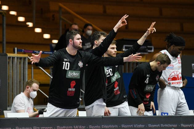 Tim Uhlemann (Gießen 46ers), Ferdinand Zylka (Gießen 46ers), Bjarne Kraushaar (Gießen 46ers), Chad Brown (Gießen 46ers) jubeln auf der Bank, GER, HAKRO Merlins Crailsheim vs. JobStairs Gießen 46ers, 27.03.2021, 25. Spieltag easycredit Basketball Bundesliga, Spielzeit 2020 2021. GER, HAKRO Merlins Crailsheim vs. JobStairs Gießen 46ers, 27.03.2021, 25. Spieltag easycredit Basketball Bundesliga, Spielzeit 2020 2021 Crailsheim Copyright: xEibnerxPressefoto MichaelxMemmlerx EP_MMR
