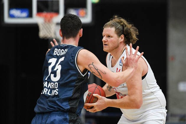 John Bryant (Gießen 46ers) im Zweikampf mit Bogdan Radosavljevic (HAKRO Merlins Crailsheim), GER, HAKRO Merlins Crailsheim vs. JobStairs Gießen 46ers, 27.03.2021, 25. Spieltag easycredit Basketball Bundesliga, Spielzeit 2020 2021. GER, HAKRO Merlins Crailsheim vs. JobStairs Gießen 46ers, 27.03.2021, 25. Spieltag easycredit Basketball Bundesliga, Spielzeit 2020 2021 Crailsheim Copyright: xEibnerxPressefoto MichaelxMemmlerx EP_MMR