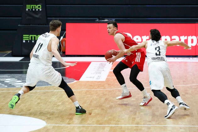 BBL easyCredit Basketball Bundesliga Saison 2020 2021 25. Spieltag am Samstag, 27. Maerz 2021 in der edel-optics.de Arena in Hamburg: Hamburg Towers - FC Bayern Muenchen v.l. Maik Kotsar ( Towers ), Zan Mark Sisko ( FC Bayern ), Max DiLeo ( Towers ) Hamburg Towers - FC Bayern Muenchen