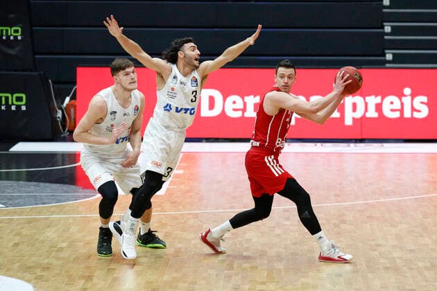 BBL easyCredit Basketball Bundesliga Saison 2020 2021 25. Spieltag am Samstag, 27. Maerz 2021 in der edel-optics.de Arena in Hamburg: Hamburg Towers - FC Bayern Muenchen v.l. Maik Kotsar ( Towers ), Max DiLeo ( Towers ), Zan Mark Sisko ( FC Bayern ) Hamburg Towers - FC Bayern Muenchen