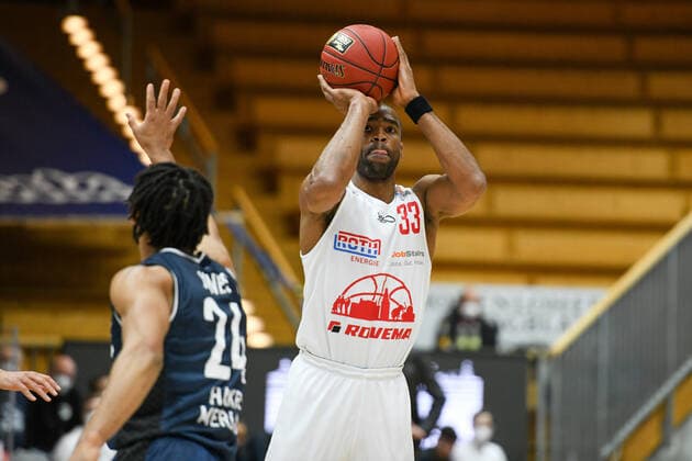 Brandon Thomas (Gießen 46ers) beim Wurf, davor Jeremy Jones (HAKRO Merlins Crailsheim), GER, HAKRO Merlins Crailsheim vs. JobStairs Gießen 46ers, 27.03.2021, 25. Spieltag easycredit Basketball Bundesliga, Spielzeit 2020 2021. GER, HAKRO Merlins Crailsheim vs. JobStairs Gießen 46ers, 27.03.2021, 25. Spieltag easycredit Basketball Bundesliga, Spielzeit 2020 2021 Crailsheim Copyright: xEibnerxPressefoto MichaelxMemmlerx EP_MMR