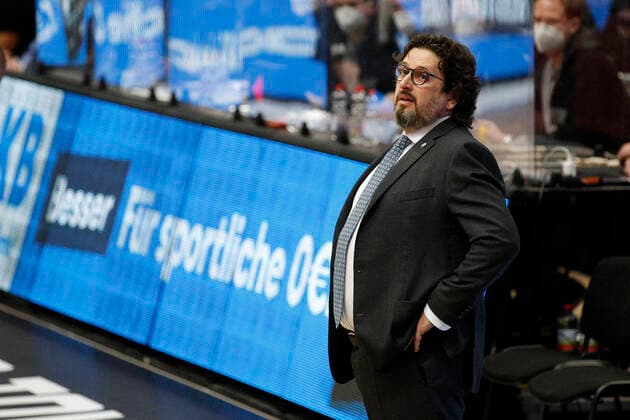 BBL easyCredit Basketball Bundesliga Saison 2020 2021 25. Spieltag am Samstag, 27. Maerz 2021 in der edel-optics.de Arena in Hamburg: Hamburg Towers - FC Bayern Muenchen Headcoach Andrea Trinchieri ( FC Bayern ) Hamburg Towers - FC Bayern Muenchen