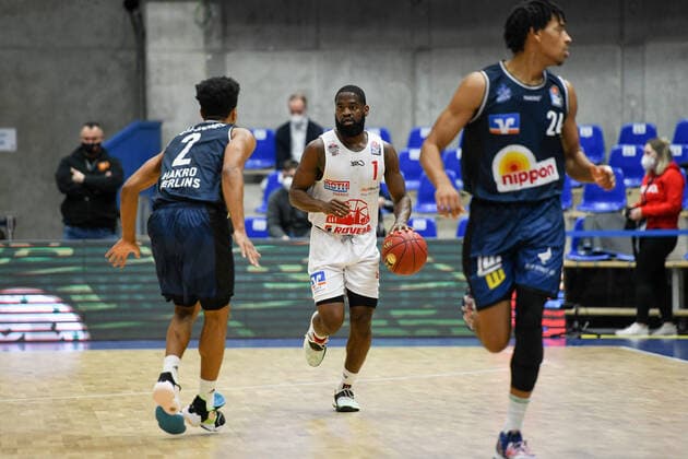 Jonathan Stark (Gießen 46ers) im Zweikampf mit Trae Bell-Haynes (HAKRO Merlins Crailsheim), davor Nimrod Hilliard (HAKRO Merlins Crailsheim), GER, HAKRO Merlins Crailsheim vs. JobStairs Gießen 46ers, 27.03.2021, 25. Spieltag easycredit Basketball Bundesliga, Spielzeit 2020 2021. GER, HAKRO Merlins Crailsheim vs. JobStairs Gießen 46ers, 27.03.2021, 25. Spieltag easycredit Basketball Bundesliga, Spielzeit 2020 2021 Crailsheim Copyright: xEibnerxPressefoto MichaelxMemmlerx EP_MMR