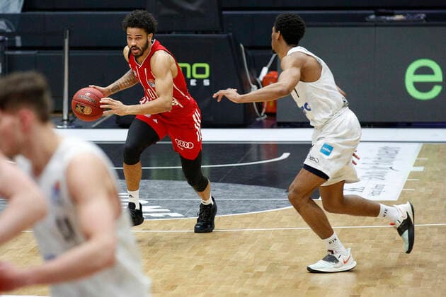 BBL easyCredit Basketball Bundesliga Saison 2020 2021 25. Spieltag am Samstag, 27. Maerz 2021 in der edel-optics.de Arena in Hamburg: Hamburg Towers - FC Bayern Muenchen v.l. Nick Weiler-Babb ( FC Bayern ), Kameron Taylor ( Towers ) Hamburg Towers - FC Bayern Muenchen
