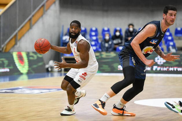 Jonathan Stark (Gießen 46ers) im Zweikampf mit Bogdan Radosavljevic (HAKRO Merlins Crailsheim), GER, HAKRO Merlins Crailsheim vs. JobStairs Gießen 46ers, 27.03.2021, 25. Spieltag easycredit Basketball Bundesliga, Spielzeit 2020 2021. GER, HAKRO Merlins Crailsheim vs. JobStairs Gießen 46ers, 27.03.2021, 25. Spieltag easycredit Basketball Bundesliga, Spielzeit 2020 2021 Crailsheim Copyright: xEibnerxPressefoto MichaelxMemmlerx EP_MMR