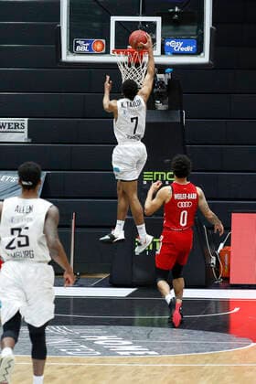 BBL easyCredit Basketball Bundesliga Saison 2020 2021 25. Spieltag am Samstag, 27. Maerz 2021 in der edel-optics.de Arena in Hamburg: Hamburg Towers - FC Bayern Muenchen Kameron Taylor ( Towers ) Hamburg Towers - FC Bayern Muenchen