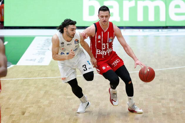 BBL easyCredit Basketball Bundesliga Saison 2020 2021 25. Spieltag am Samstag, 27. Maerz 2021 in der edel-optics.de Arena in Hamburg: Hamburg Towers - FC Bayern Muenchen v.l. Max DiLeo ( Towers ), Zan Mark Sisko ( FC Bayern ) Hamburg Towers - FC Bayern Muenchen