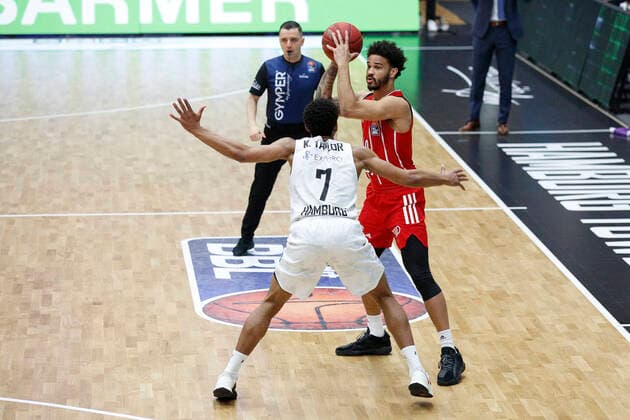BBL easyCredit Basketball Bundesliga Saison 2020 2021 25. Spieltag am Samstag, 27. Maerz 2021 in der edel-optics.de Arena in Hamburg: Hamburg Towers - FC Bayern Muenchen v.l. Kameron Taylor ( Towers ), Nick Weiler-Babb ( FC Bayern ) Hamburg Towers - FC Bayern Muenchen