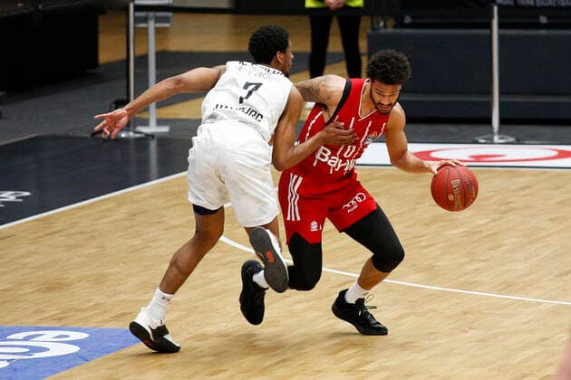 BBL easyCredit Basketball Bundesliga Saison 2020 2021 25. Spieltag am Samstag, 27. Maerz 2021 in der edel-optics.de Arena in Hamburg: Hamburg Towers - FC Bayern Muenchen v.l. Kameron Taylor ( Towers ), Nick Weiler-Babb ( FC Bayern ) Hamburg Towers - FC Bayern Muenchen