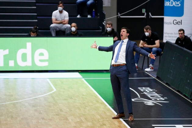 BBL easyCredit Basketball Bundesliga Saison 2020 2021 25. Spieltag am Samstag, 27. Maerz 2021 in der edel-optics.de Arena in Hamburg: Hamburg Towers - FC Bayern Muenchen Headcoach Pedro Calles ( Towers ) Hamburg Towers - FC Bayern Muenchen