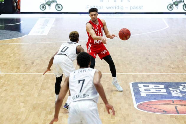 BBL easyCredit Basketball Bundesliga Saison 2020 2021 25. Spieltag am Samstag, 27. Maerz 2021 in der edel-optics.de Arena in Hamburg: Hamburg Towers - FC Bayern Muenchen Headcoach Andrea Trinchieri ( FC Bayern ) Hamburg Towers - FC Bayern Muenchen