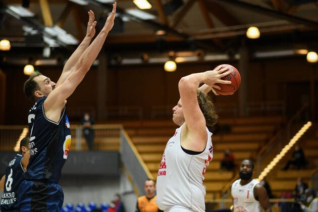 John Bryant (Gießen 46ers) beim Wurf gegen Dejan Kovacevic (HAKRO Merlins Crailsheim), GER, HAKRO Merlins Crailsheim vs. JobStairs Gießen 46ers, 27.03.2021, 25. Spieltag easycredit Basketball Bundesliga, Spielzeit 2020 2021. GER, HAKRO Merlins Crailsheim vs. JobStairs Gießen 46ers, 27.03.2021, 25. Spieltag easycredit Basketball Bundesliga, Spielzeit 2020 2021 Crailsheim Copyright: xEibnerxPressefoto MichaelxMemmlerx EP_MMR