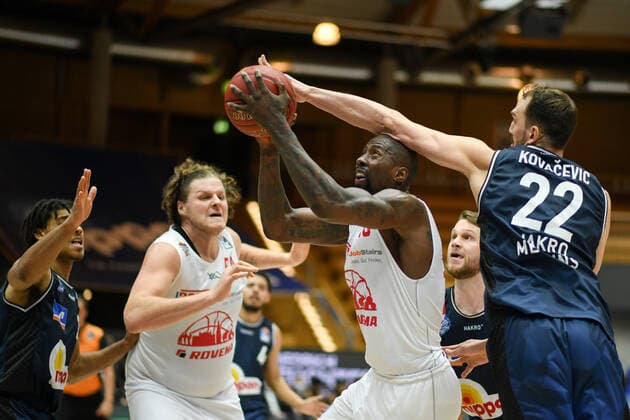 Brandon Bowman (Gießen 46ers) im Zweikampf mit Dejan Kovacevic (HAKRO Merlins Crailsheim), dahinter John Bryant (Gießen 46ers), GER, HAKRO Merlins Crailsheim vs. JobStairs Gießen 46ers, 27.03.2021, 25. Spieltag easycredit Basketball Bundesliga, Spielzeit 2020 2021. GER, HAKRO Merlins Crailsheim vs. JobStairs Gießen 46ers, 27.03.2021, 25. Spieltag easycredit Basketball Bundesliga, Spielzeit 2020 2021 Crailsheim Copyright: xEibnerxPressefoto MichaelxMemmlerx EP_MMR