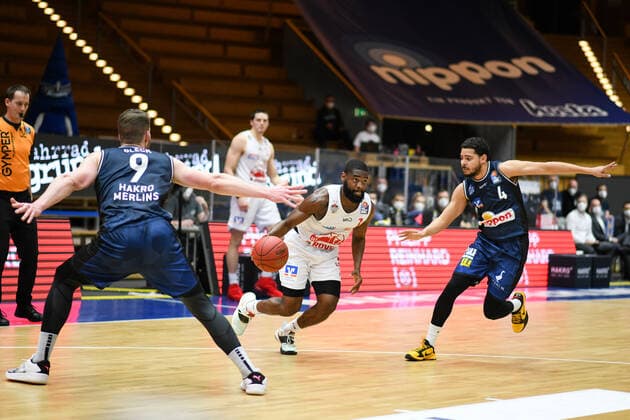 Jonathan Stark (Gießen 46ers) im Zweikampf mit Fabian Bleck (HAKRO Merlins Crailsheim) und Nimrod Hilliard (HAKRO Merlins Crailsheim), GER, HAKRO Merlins Crailsheim vs. JobStairs Gießen 46ers, 27.03.2021, 25. Spieltag easycredit Basketball Bundesliga, Spielzeit 2020 2021. GER, HAKRO Merlins Crailsheim vs. JobStairs Gießen 46ers, 27.03.2021, 25. Spieltag easycredit Basketball Bundesliga, Spielzeit 2020 2021 Crailsheim Copyright: xEibnerxPressefoto MichaelxMemmlerx EP_MMR